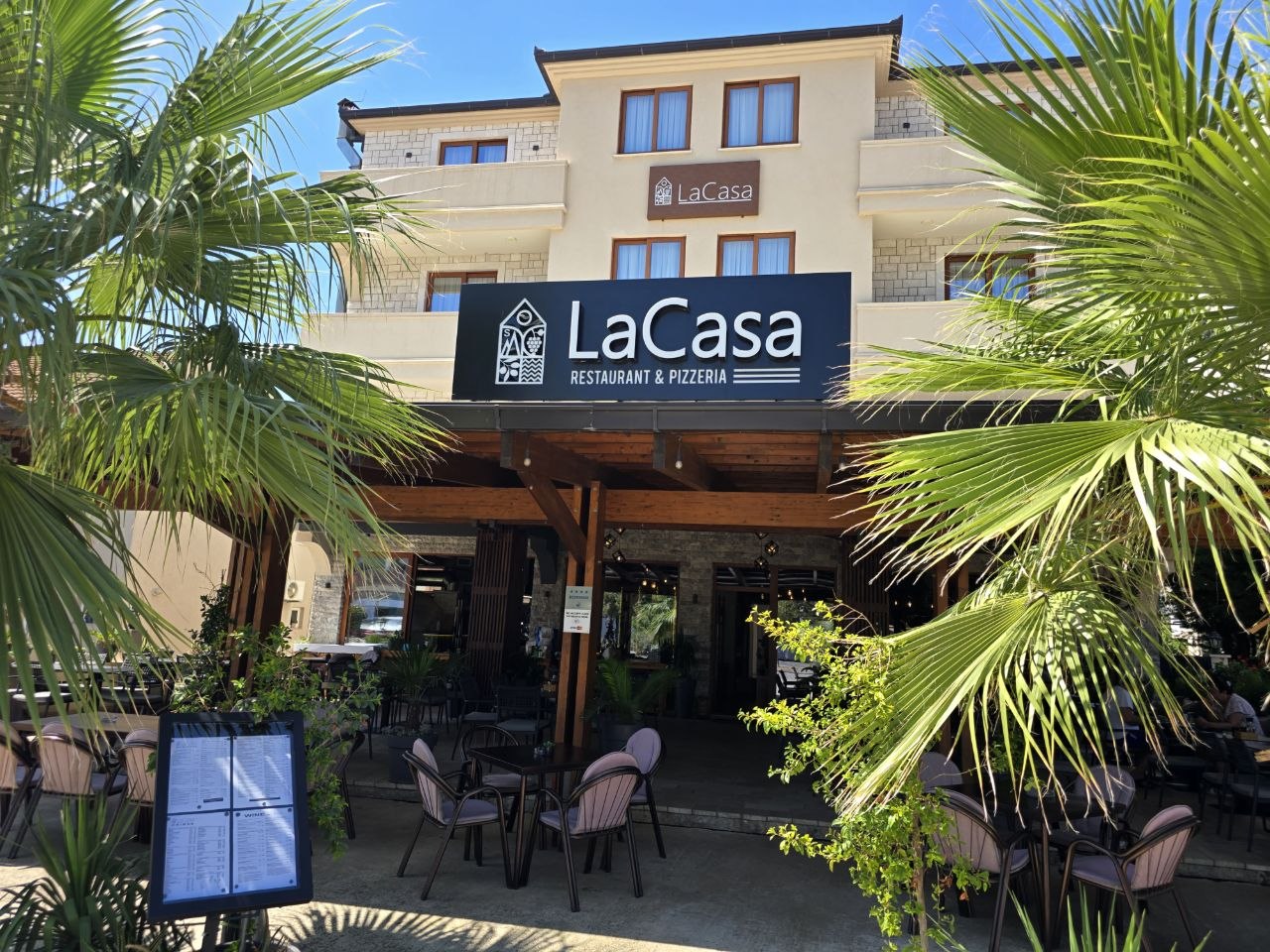 La Casa Restaurant & Bar